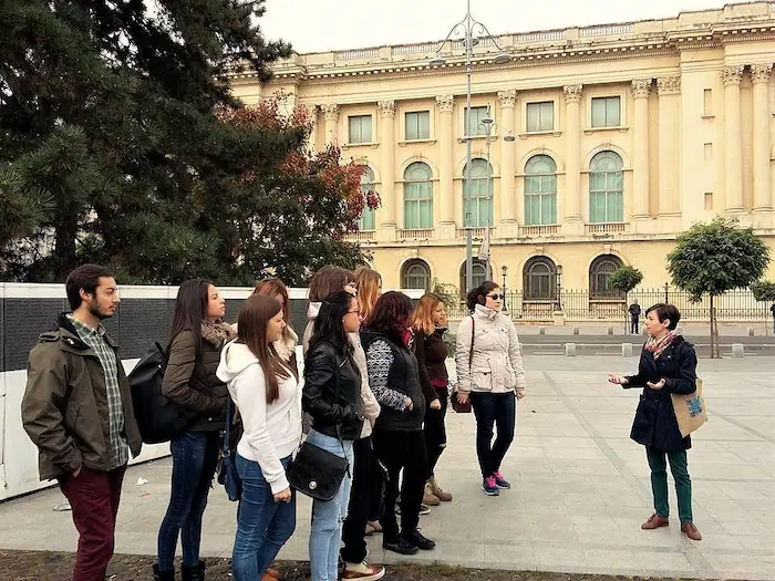 Ghid care explica unui grup pe strada in centrul orasului